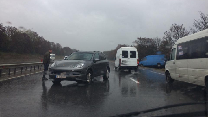 ACCIDENT RUTIER pe traseul Chişinău-Stăuceni. Două maşini, AVARIATE (FOTO)