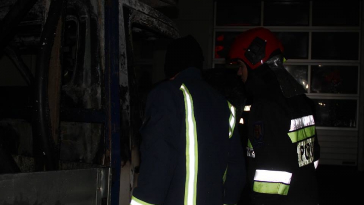 INCENDIU la un service auto din Capitală. Trei maşini, cuprinse de FLĂCĂRI (VIDEO)