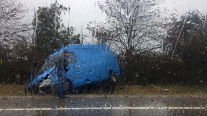 ACCIDENT RUTIER pe traseul Chişinău-Stăuceni. Două maşini, AVARIATE (FOTO)