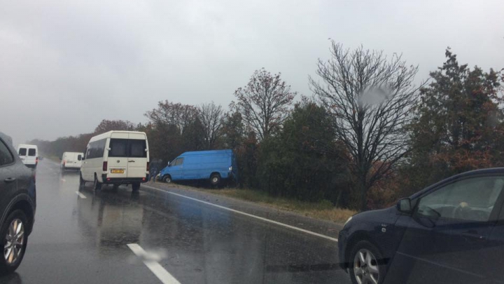 ACCIDENT RUTIER pe traseul Chişinău-Stăuceni. Două maşini, AVARIATE (FOTO)