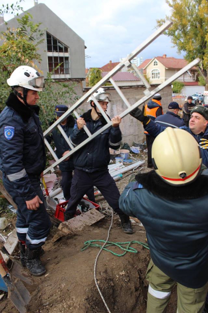 La un pas de moarte! Un mal de pământ s-a PRĂBUŞIT peste un bărbat din Capitală (FOTO/VIDEO)