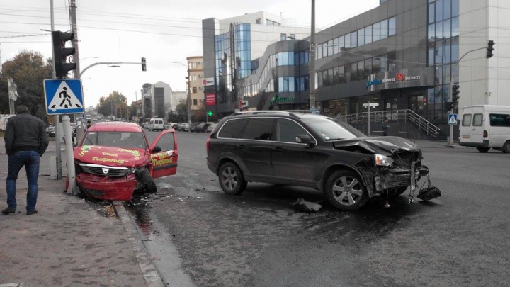 IMPACT PUTERNIC! Un Volvo şi un taxi s-au ciocnit frontal în centrul Capitalei (FOTO)