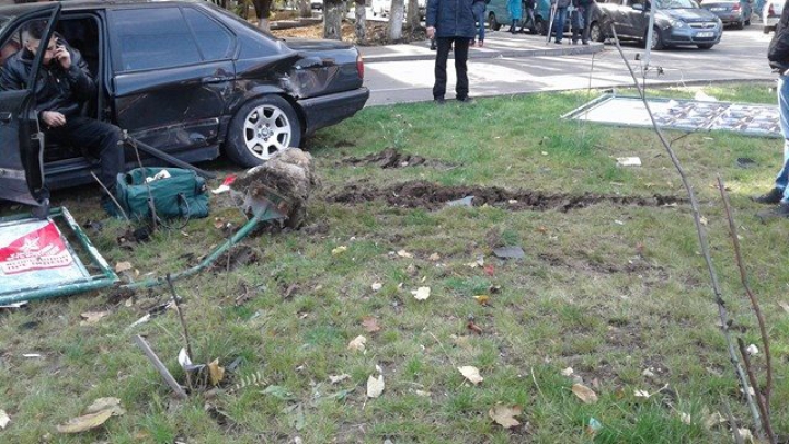 GRAV ACCIDENT în Capitală. Două maşini, făcute ZOB (IMAGINI DE LA FAŢA LOCULUI)