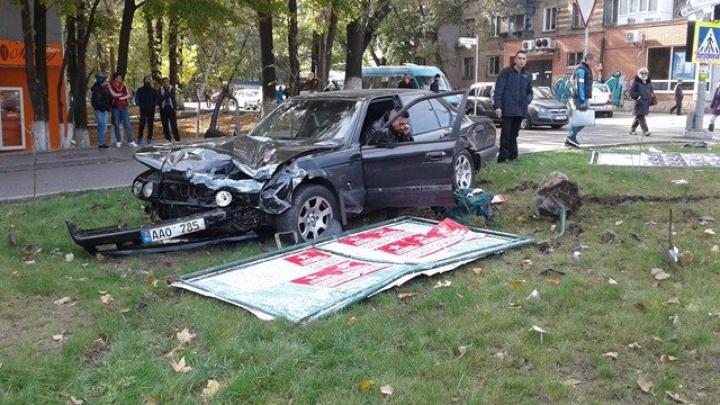 GRAV ACCIDENT în Capitală. Două maşini, făcute ZOB (IMAGINI DE LA FAŢA LOCULUI)