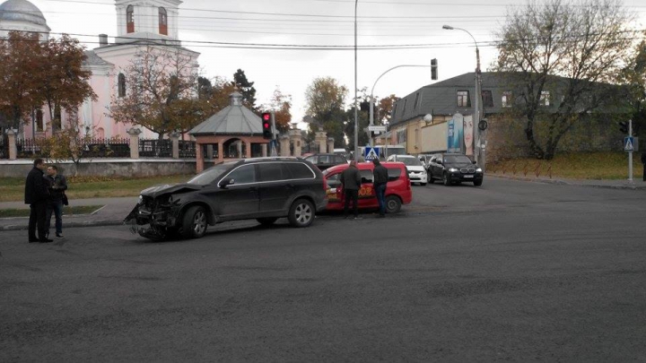 IMPACT PUTERNIC! Un Volvo şi un taxi s-au ciocnit frontal în centrul Capitalei (FOTO)