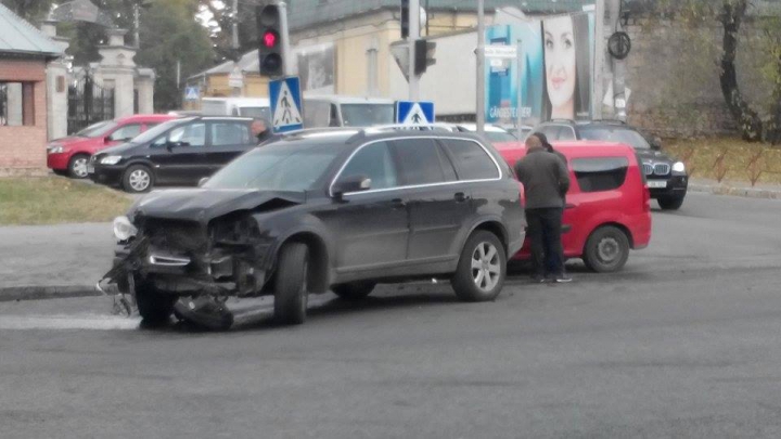 IMPACT PUTERNIC! Un Volvo şi un taxi s-au ciocnit frontal în centrul Capitalei (FOTO)