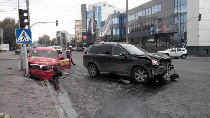 IMPACT PUTERNIC! Un Volvo şi un taxi s-au ciocnit frontal în centrul Capitalei (FOTO)