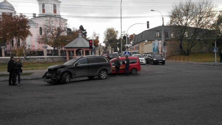 IMPACT PUTERNIC! Un Volvo şi un taxi s-au ciocnit frontal în centrul Capitalei (FOTO)