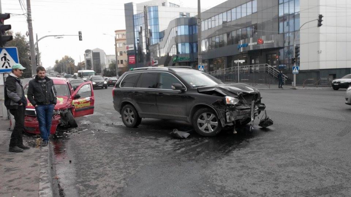 IMPACT PUTERNIC! Un Volvo şi un taxi s-au ciocnit frontal în centrul Capitalei (FOTO)