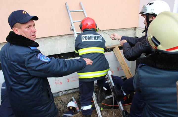 La un pas de moarte! Un mal de pământ s-a PRĂBUŞIT peste un bărbat din Capitală (FOTO/VIDEO)