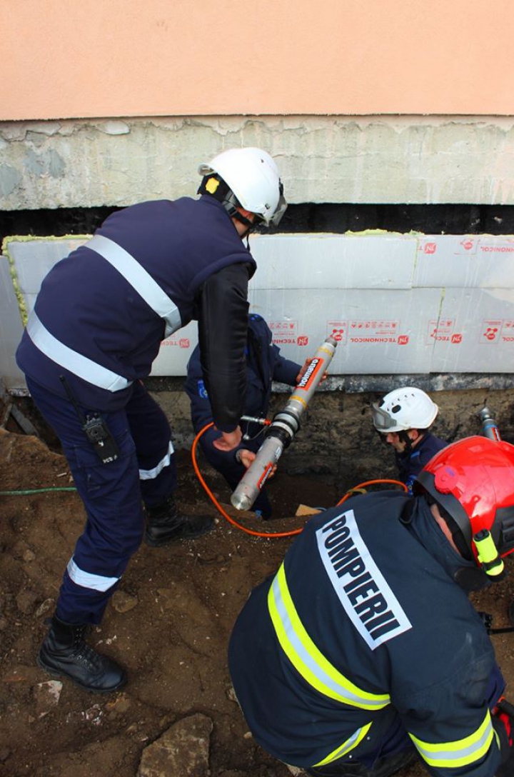 La un pas de moarte! Un mal de pământ s-a PRĂBUŞIT peste un bărbat din Capitală (FOTO/VIDEO)