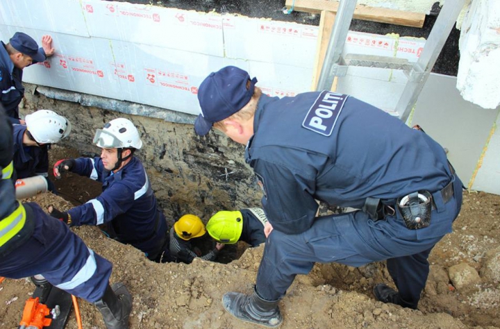 La un pas de moarte! Un mal de pământ s-a PRĂBUŞIT peste un bărbat din Capitală (FOTO/VIDEO)