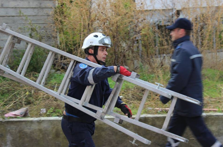 La un pas de moarte! Un mal de pământ s-a PRĂBUŞIT peste un bărbat din Capitală (FOTO/VIDEO)