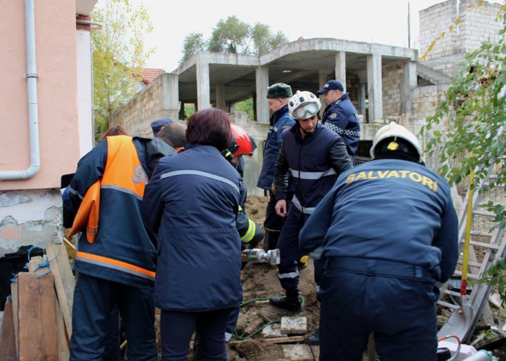 La un pas de moarte! Un mal de pământ s-a PRĂBUŞIT peste un bărbat din Capitală (FOTO/VIDEO)