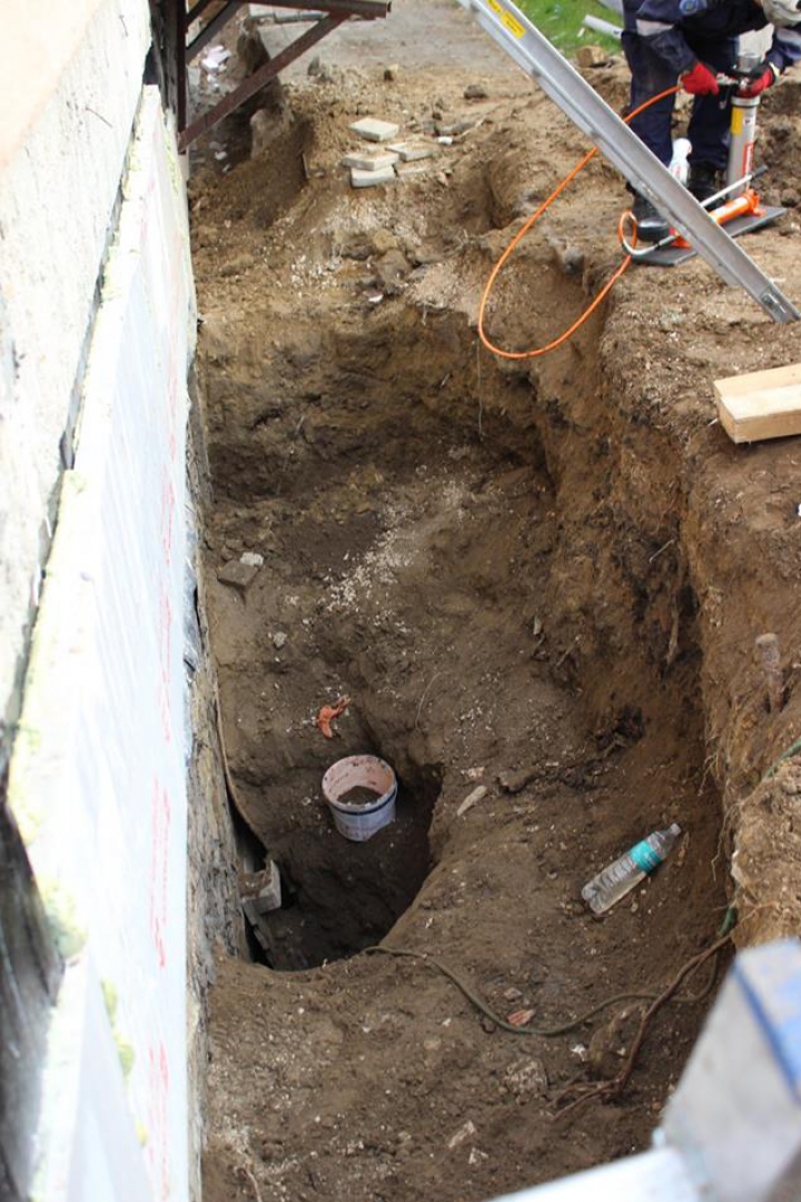 La un pas de moarte! Un mal de pământ s-a PRĂBUŞIT peste un bărbat din Capitală (FOTO/VIDEO)