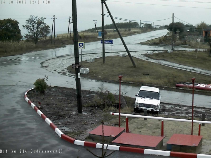 PLOUĂ ÎN TOATĂ ŢARA! Cum se circulă pe traseele naţionale (FOTO)