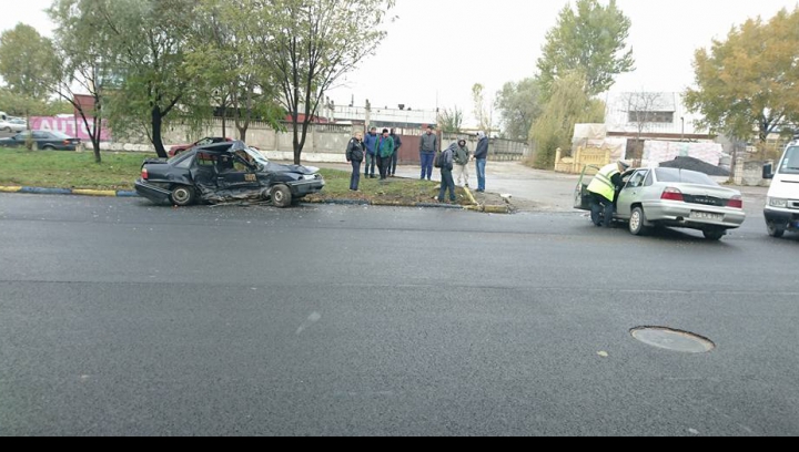 ACCIDENT DE GROAZĂ în Capitală. La faţa locului a intervenit o ambulanţă (VIDEO)