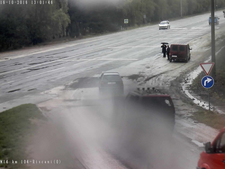 PLOUĂ ÎN TOATĂ ŢARA! Cum se circulă pe traseele naţionale (FOTO)