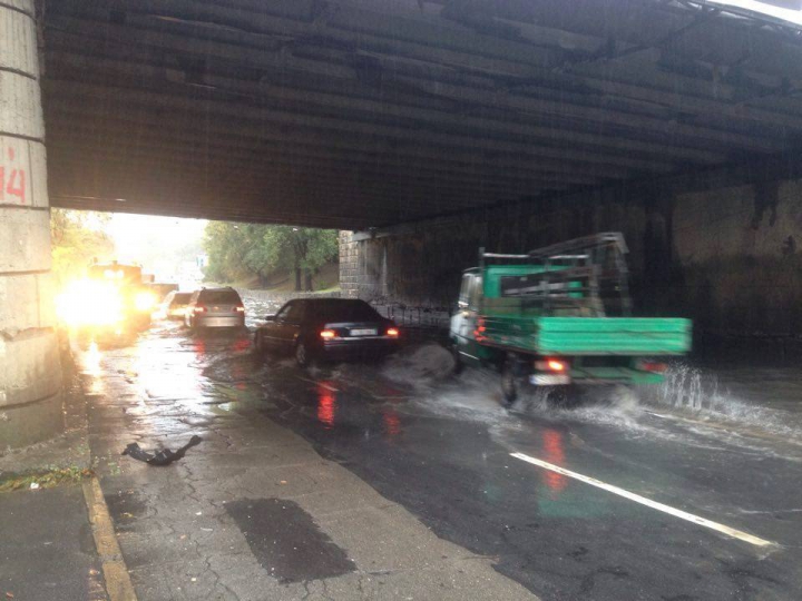 ATENŢIE, ŞOFERI! Pe unele străzi din Capitală se circulă cu dificultate, iar altele sunt blocate (FOTO)