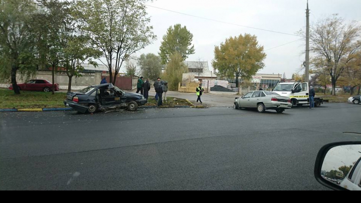 ACCIDENT DE GROAZĂ în Capitală. La faţa locului a intervenit o ambulanţă (VIDEO)