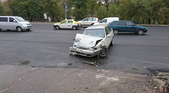 ACCIDENT DE GROAZĂ în Capitală. La faţa locului a intervenit o ambulanţă (VIDEO)