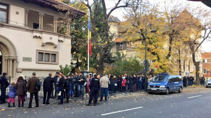 ALEGERI MOLDOVA. Cozi la mai multe secții de votare de peste hotare (FOTO)