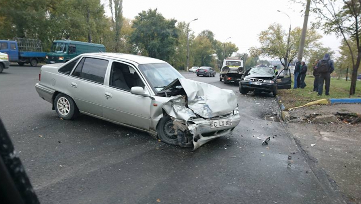 ACCIDENT DE GROAZĂ în Capitală. La faţa locului a intervenit o ambulanţă (VIDEO)