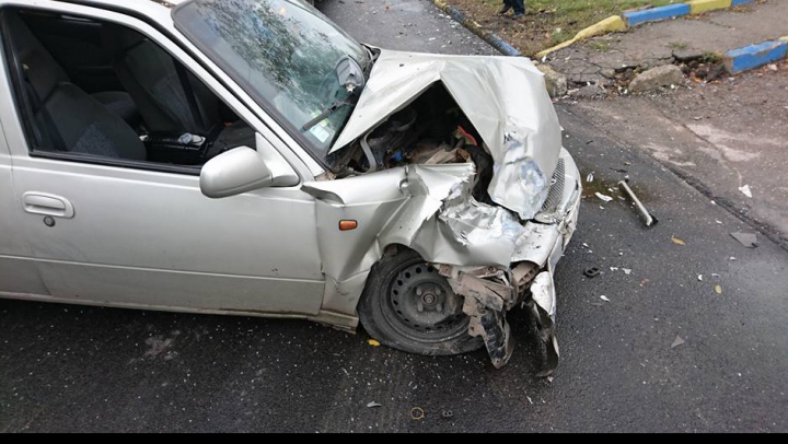 ACCIDENT DE GROAZĂ în Capitală. La faţa locului a intervenit o ambulanţă (VIDEO)