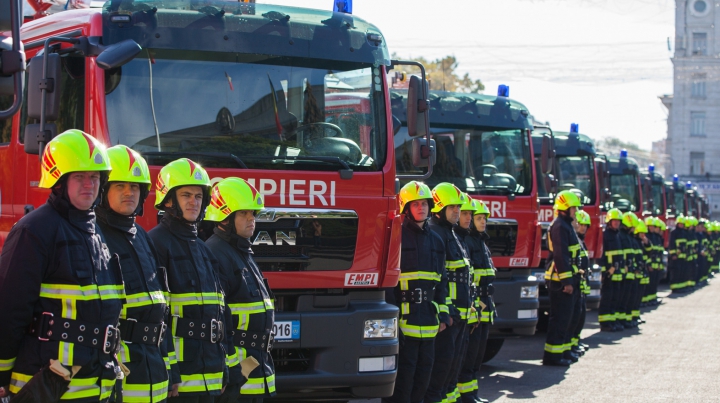 Ceremonia de primire a noilor autospeciale de intervenţie pentru salvatori. IMAGINI FILMATE CU DRONA