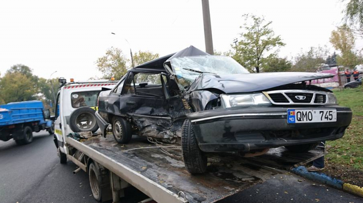 ACCIDENT DE GROAZĂ în Capitală. La faţa locului a intervenit o ambulanţă (VIDEO)