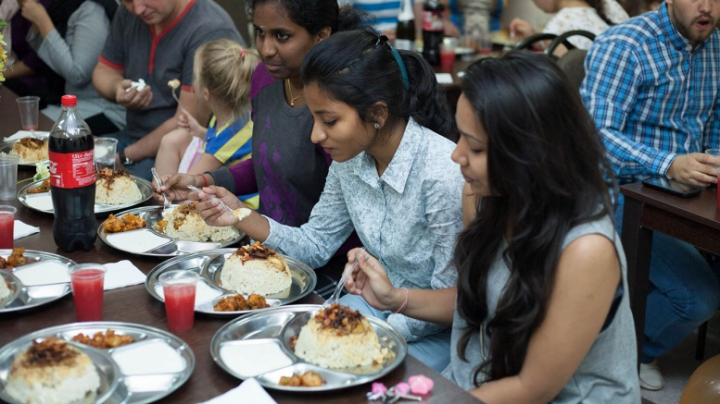 Prima cantină cu mâncare indiană, deschisă la Chişinău! Cui aparţine ideea (VIDEO)