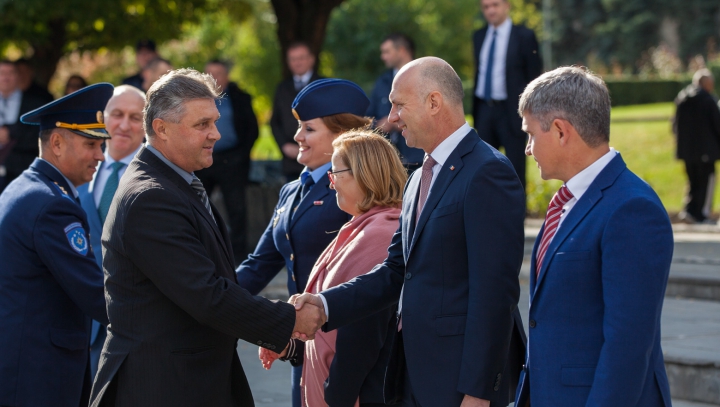 Ceremonia de primire a noilor autospeciale de intervenţie pentru salvatori. IMAGINI FILMATE CU DRONA