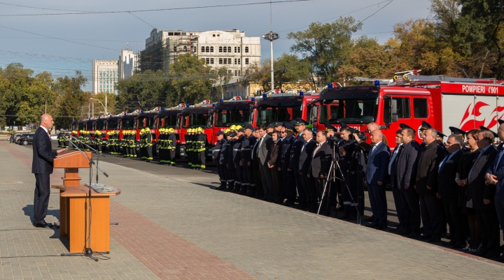 Ceremonia de primire a noilor autospeciale de intervenţie pentru salvatori. IMAGINI FILMATE CU DRONA