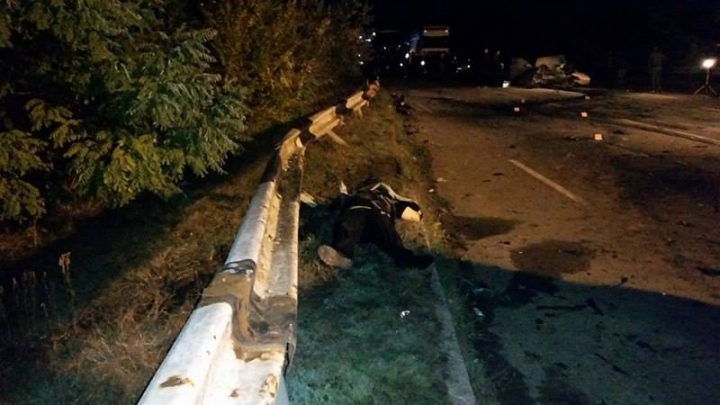 GRAV ACCIDENT la Cernăuţi. Doi moldoveni şi-au pierdut viaţa după ce au fost loviţi din plin (FOTO)