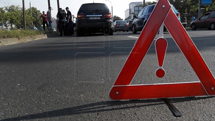 ACCIDENT DE LUX! Un Porsche, răsturnat într-un şanţ (FOTO)