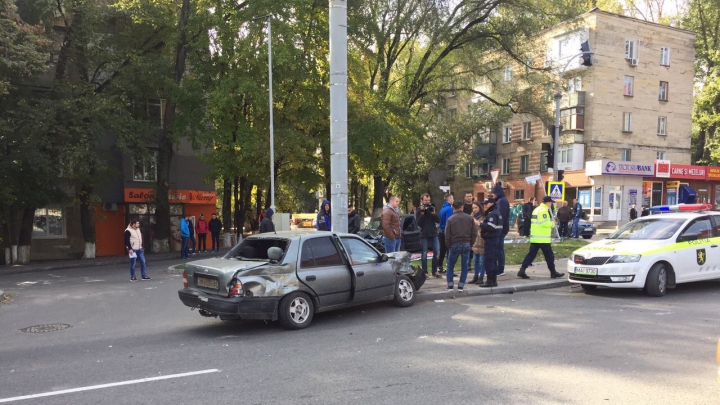 GRAV ACCIDENT în Capitală. Două maşini, făcute ZOB (IMAGINI DE LA FAŢA LOCULUI)