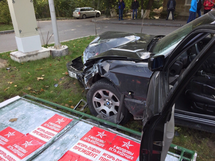 GRAV ACCIDENT în Capitală. Două maşini, făcute ZOB (IMAGINI DE LA FAŢA LOCULUI)