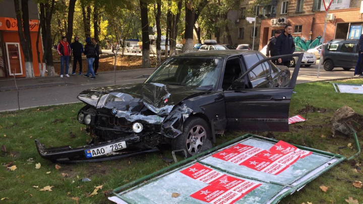 GRAV ACCIDENT în Capitală. Două maşini, făcute ZOB (IMAGINI DE LA FAŢA LOCULUI)