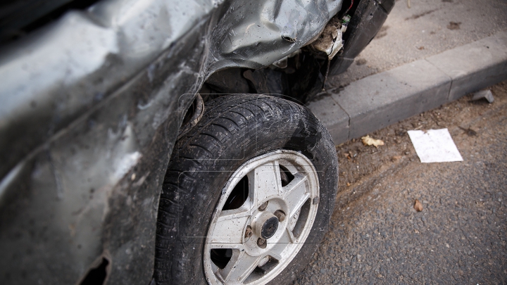 GRAV ACCIDENT în Capitală. Două maşini, făcute ZOB (IMAGINI DE LA FAŢA LOCULUI)