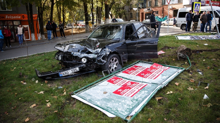 GRAV ACCIDENT în Capitală. Două maşini, făcute ZOB (IMAGINI DE LA FAŢA LOCULUI)