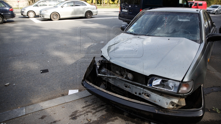 GRAV ACCIDENT în Capitală. Două maşini, făcute ZOB (IMAGINI DE LA FAŢA LOCULUI)