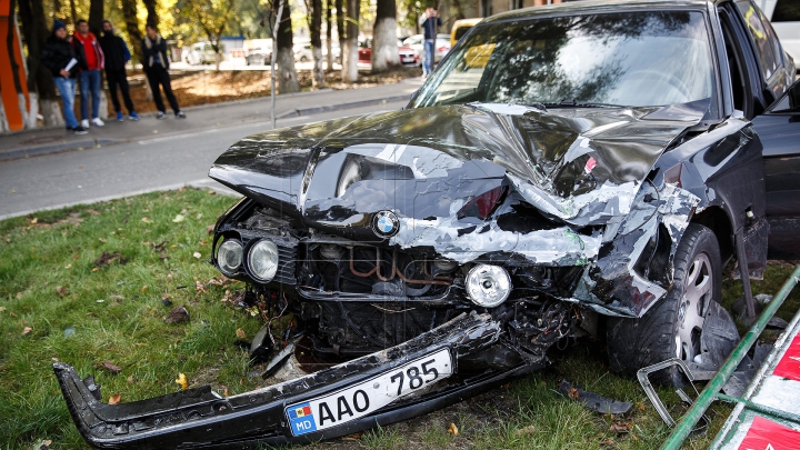 GRAV ACCIDENT în Capitală. Două maşini, făcute ZOB (IMAGINI DE LA FAŢA LOCULUI)