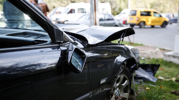 GRAV ACCIDENT în Capitală. Două maşini, făcute ZOB (IMAGINI DE LA FAŢA LOCULUI)