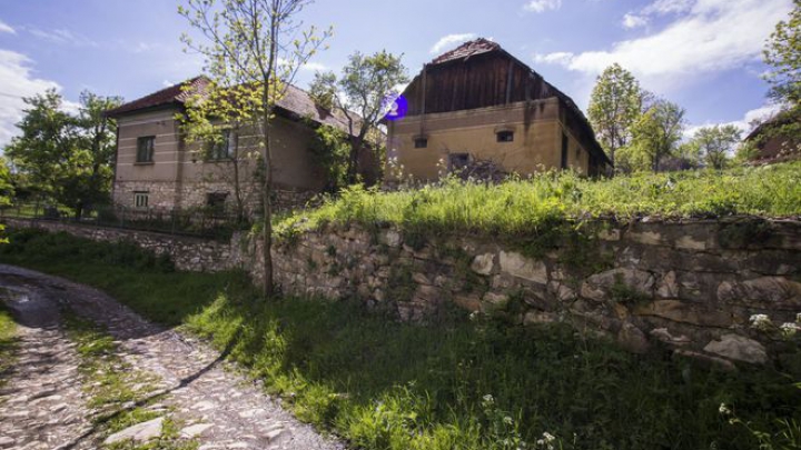 E satul CEL MAI CIUDAT din România! Are un singur locuitor şi un drum din marmură