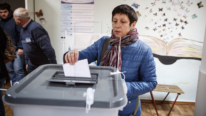 MOLDOVENII ÎŞI ALEG PREŞEDINTELE! 2,8 milioane de cetățeni, așteptați la urnele de vot (FOTOREPORT)