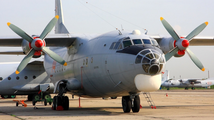 Incident aviatic în România! O aeronavă cargo a lovit doi piloni de iluminat