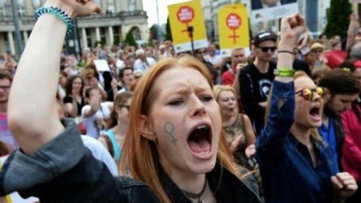 Femeile poloneze vor organiza un "protest negru": Ne opunem interzicerii totale a avortului