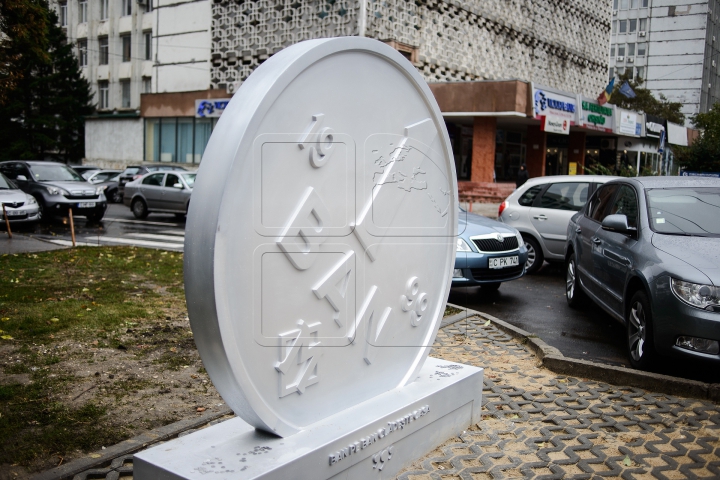 BĂNUŢUL CU DEFECT. Cum arată şi unde a fost instalat monumentul monedei naţionale (FOTO)
