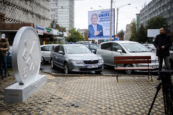 BĂNUŢUL CU DEFECT. Cum arată şi unde a fost instalat monumentul monedei naţionale (FOTO)