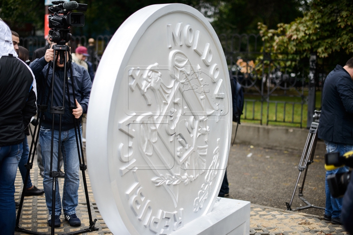 BĂNUŢUL CU DEFECT. Cum arată şi unde a fost instalat monumentul monedei naţionale (FOTO)